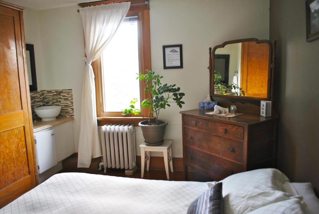Rocky Mountain Bed & Breakfast 3*